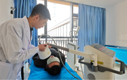 “医生你看，我嘴歪了！”