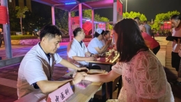 听说人工湖小广场快被挤爆了，赶紧看看去！