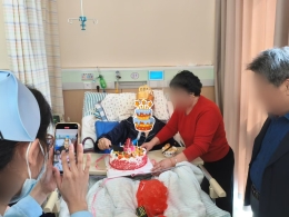 八旬老人的别样“生日趴”，超暖心！