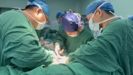 电缆重击腹部后，他的身体经历了什么？