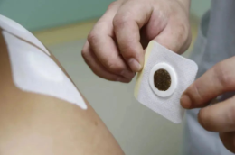 女子三伏天晒背后脸色苍白，状态差！医生紧急提醒：这些人不适合晒背