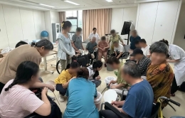 嘘！听说他们在医院学了一门新手艺！