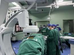 八年后，他第一次坐了起来！