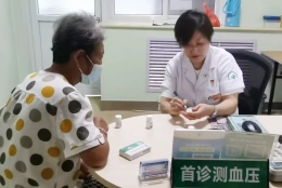 那一刻,她忘了自己也是一名患者...