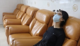 把核桃壳扣在眼睛上？