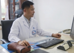 62岁大爷凌晨三点在客厅转圈，直到遇见他……