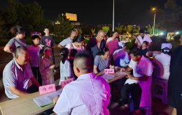 这群医生太拼了！下班不回家，去夜市“摆摊儿”！